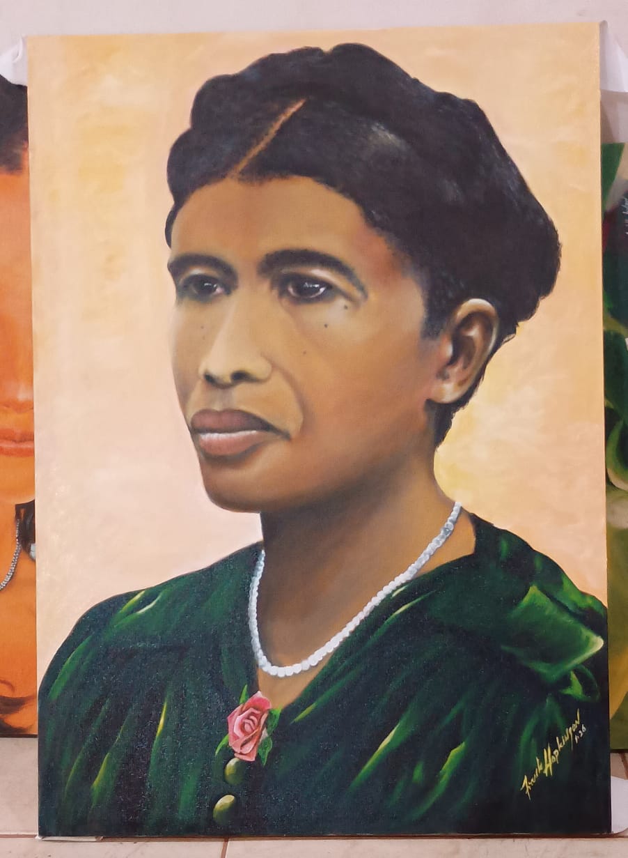 Retrato de mulher com vestido verde e colar de pérolas.