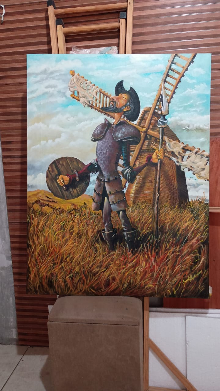 Personagem com armadura diante de um moinho.