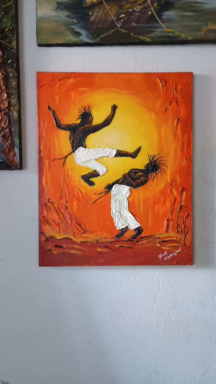 Figuras em movimento sobre fundo laranja.