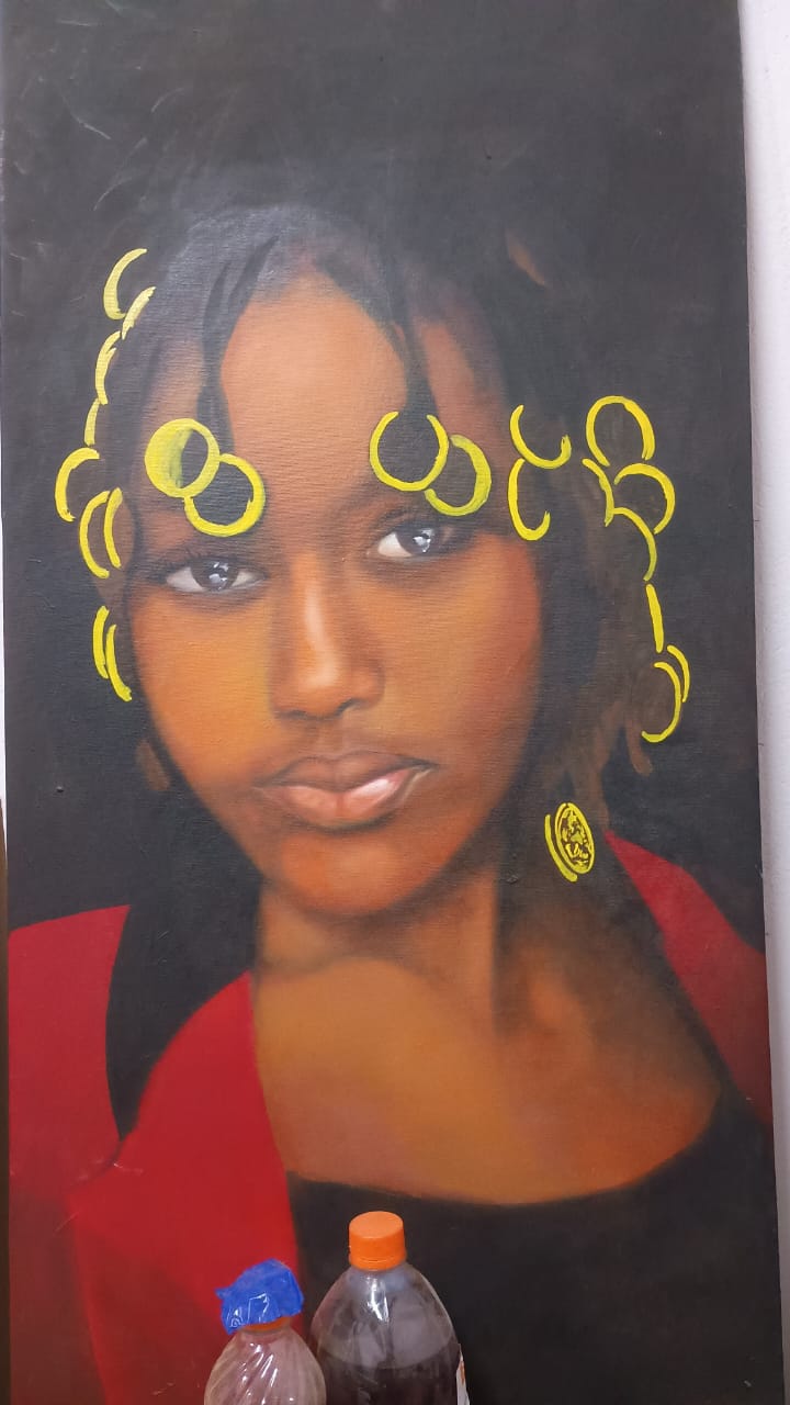 Retrato feminino com adornos dourados.